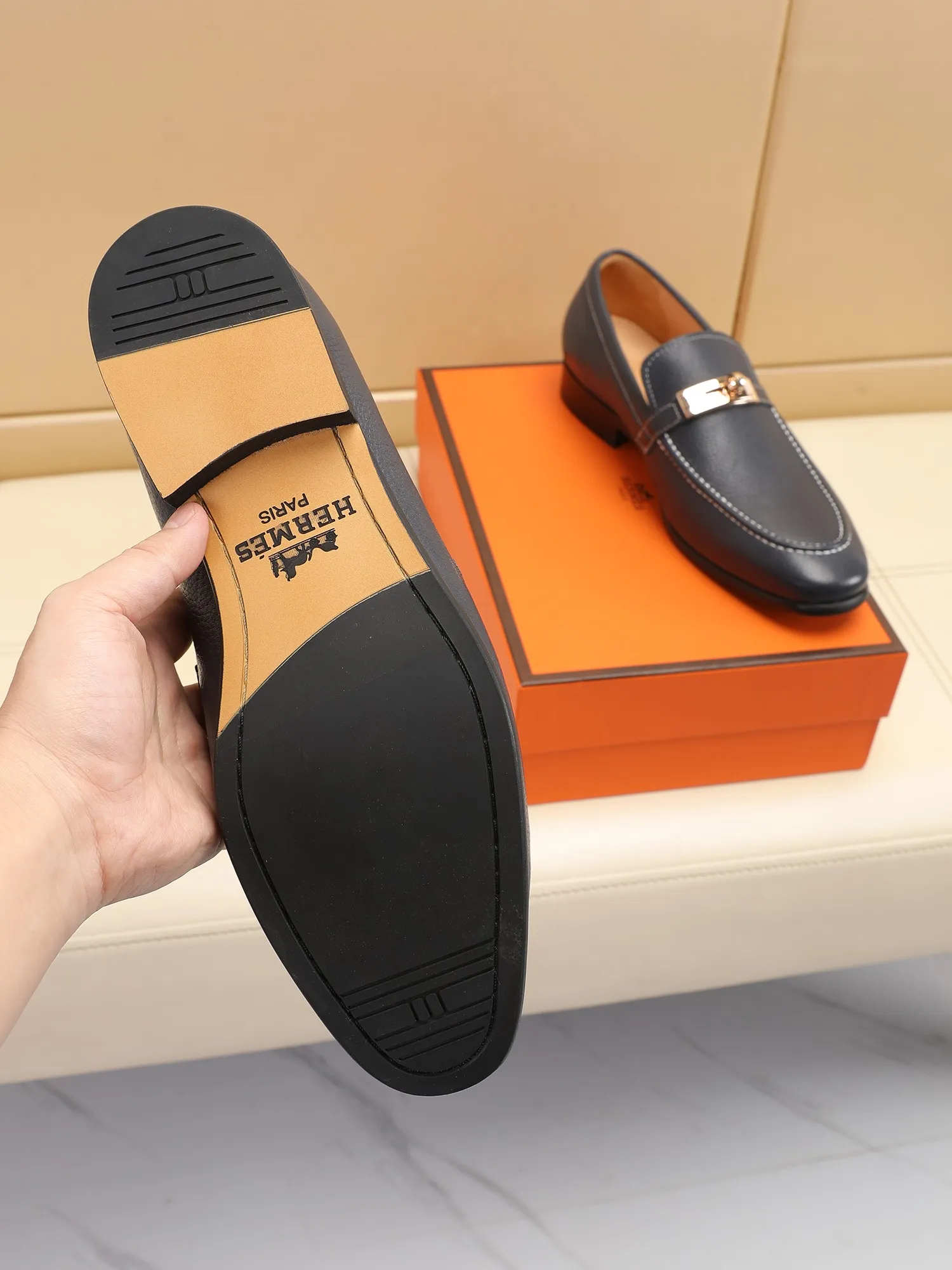 Factory price 440💶[HERMES] (cowhide lining)🍀Italian top luxury🍀He does not pursue novel styles and gorgeous colors, but attracts the favor of successful men with his flawless, elegant and classic style! This very, very comfortable, simple and stable style makes it easy to match any style! The pattern is absolutely 1:1 refined from the original case, and we strive for excellence in materials, imported cowhide + cowhide lining💪💪💪extraordinary texture👍! .Code number: 39 to 44 (38.4546 customized)